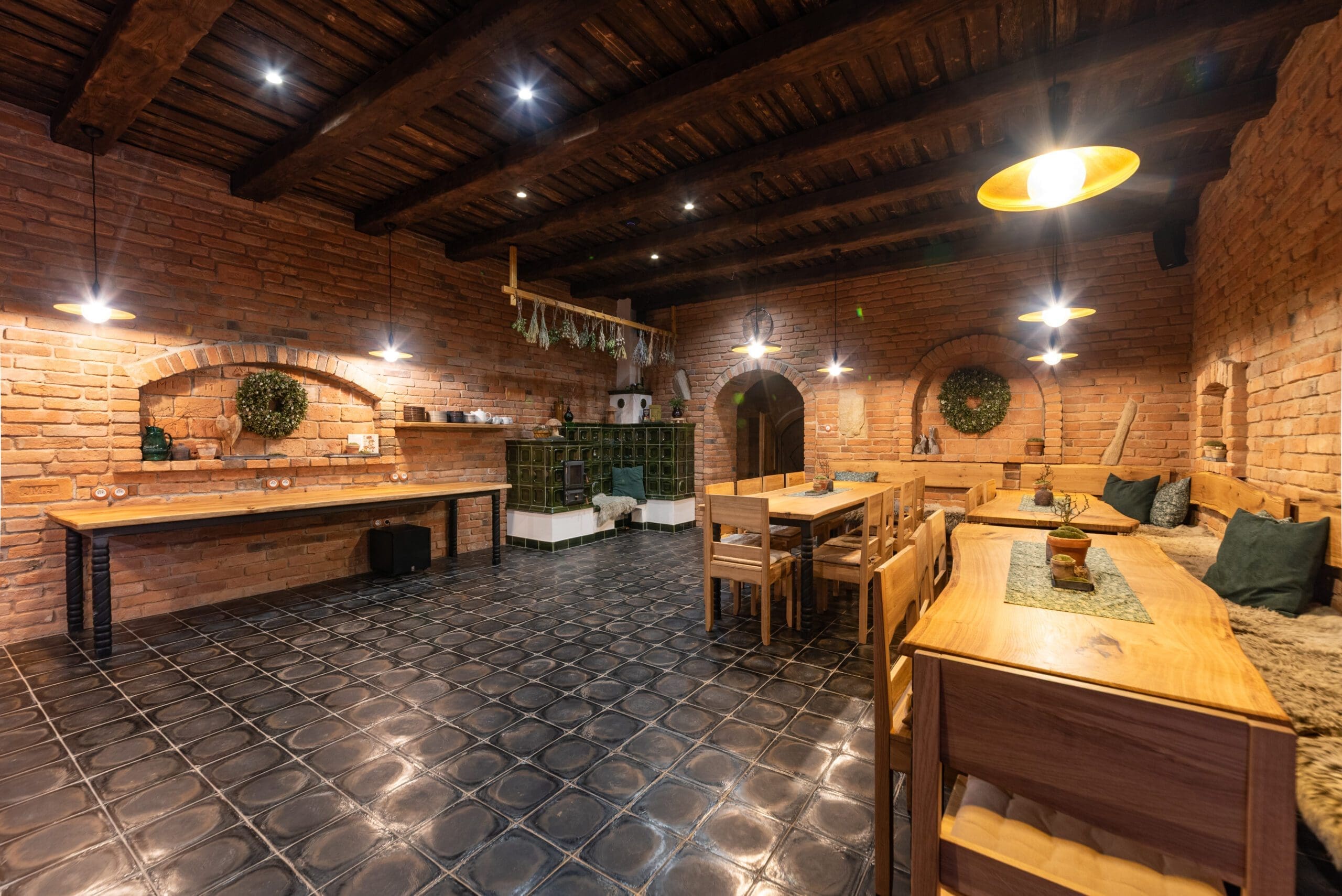Interiér vinného sklepa Wellness Hříbek – cihlové stěny, dřevěné stropy a útulné osvětlení
