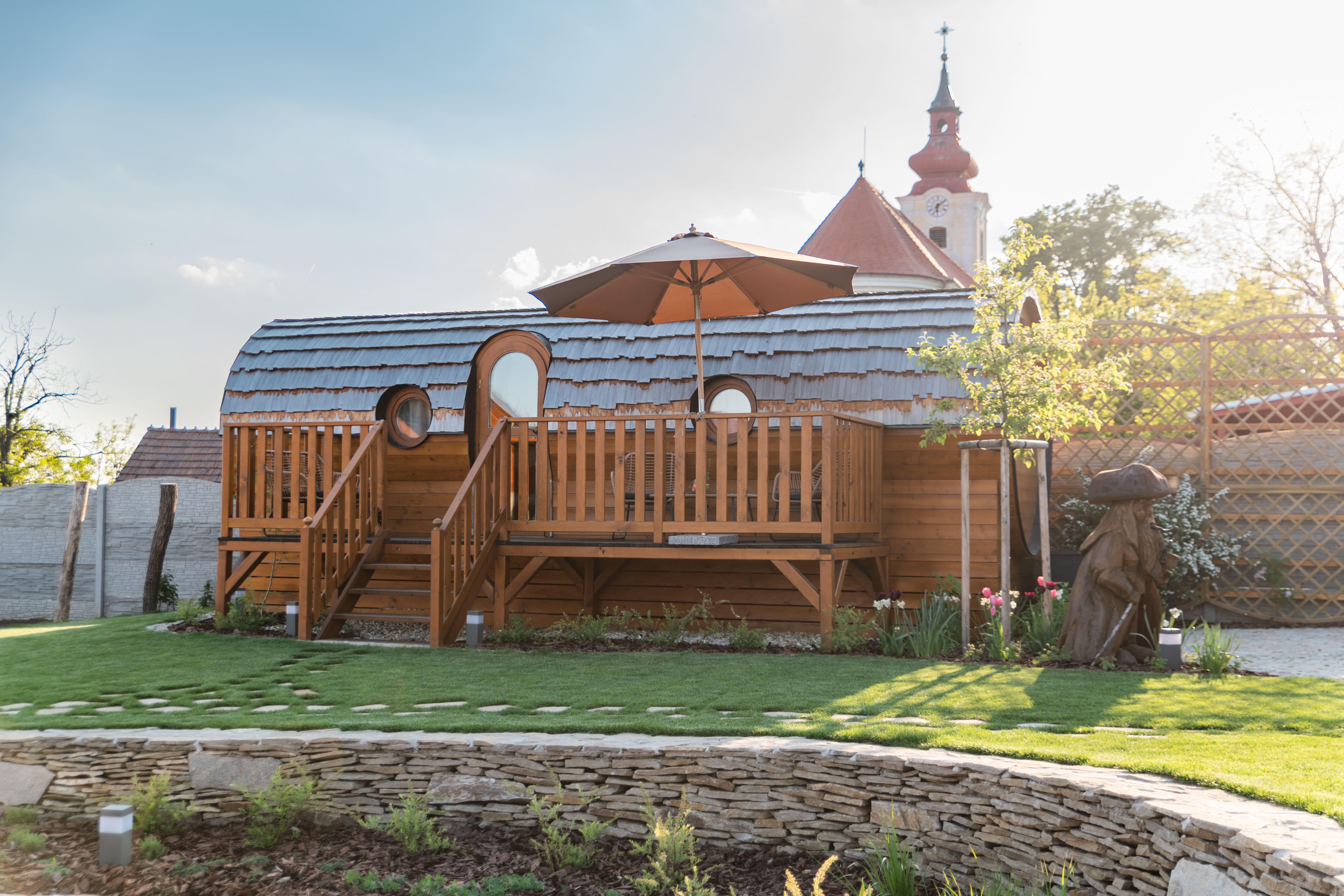 Hobití sud Modračka ve Wellness Hříbek Resort – hobití sud Znojmo