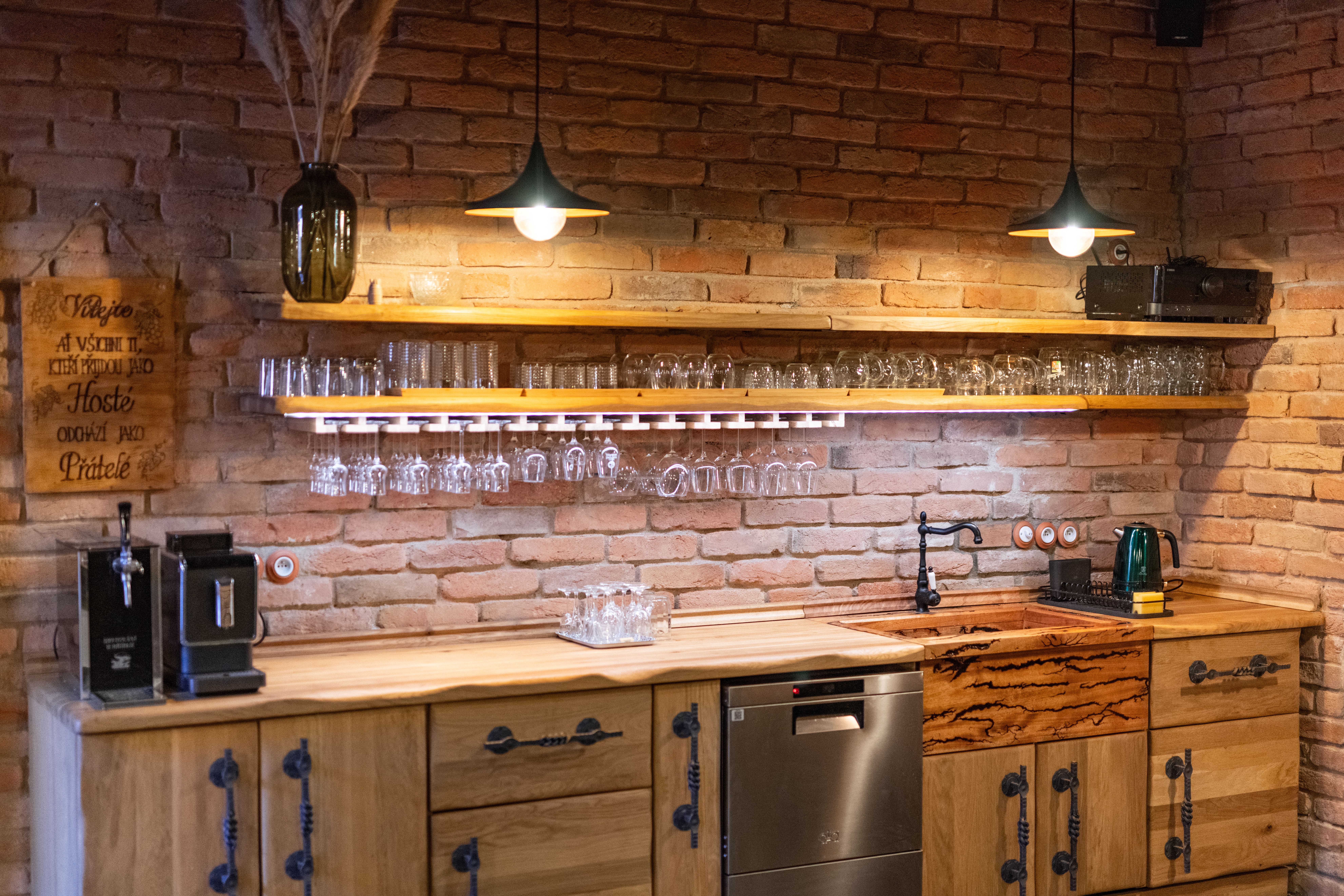 inný sklep Wellness Hříbek u Znojma – bar s kávovarem, skleničkami a dřevěným vybavením